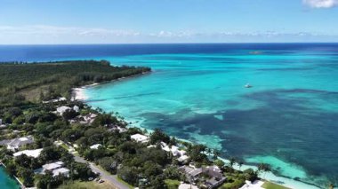 Bahamalar New Providence Bahamalar 'da Nassau' da Skyline. Plaj manzarası. Liman Koyu Sahnesi. Şehir merkezinde. Bahamalar Nassau 'da, Bahamalar' da, Bahamalar 'da. İnanılmaz Karayip Denizi.