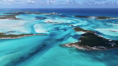 Exuma Skyline, Black Point Bahamalar 'daki Exuma Adaları' nda. Çarpıcı şehir manzarası. Plaj manzarası. Mavi Suluboya 'nın tonları. Exuma Skyline Black Point Bahamalar 'daki Exuma Adaları' nda. Karayip Arkaplanı.