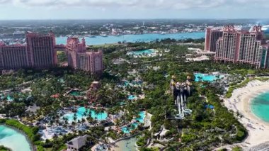 Nassau Bahama 'daki Cennet Adası' ndaki Atlantis Oteli. Plaj manzarası. Resort Scenery 'de. Şehir merkezinde. Nassau Bahamalar 'daki Atlantis Oteli. Karayip Arkaplanı.