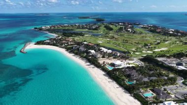 Nassau Bahamalar 'daki Cennet Adası' nda Nassau Skyline. Plaj manzarası. Şehir merkezinde. Seyahat güzergahı. Nassau Bahamalar 'daki Cennet Adası' nda Nassau Skyline. Doğa Deniz Burnu.