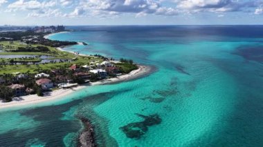 Nassau Bahama 'daki Cennet Adası' nda lahana kumsalı. Deniz Burnu Skyline. Şehir merkezi manzarası. Yaz Gezisi. Nassau Bahama 'daki Cennet Adası' ndaki lahana plajı. Yükseklik Binaları.