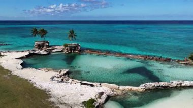 Bahamalar New Providence Bahamalar 'da Nassau' da Skyline. Çarpıcı şehir manzarası. Plaj manzarası. Highrise Binaları. Bahamalar Nassau 'da, Bahamalar' da, Bahamalar 'da. Karayip Arkaplanı.