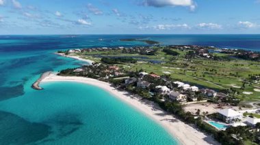 Bahamalar Nassau Bahamalar 'daki Cennet Adası' nda paraşütle atlıyor. Çarpıcı şehir manzarası. Plaj manzarası. Highrise Binaları. Bahamalar Nassau Bahamalar 'daki Cennet Adası' nda paraşütle atlıyor. Karayip Arkaplanı.