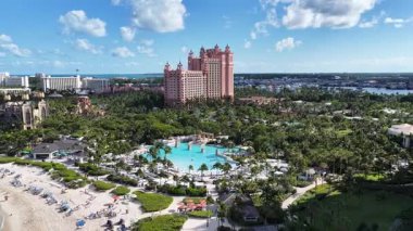 Bahamalar Nassau Bahamalar 'daki Cennet Adası' nda paraşütle atlıyor. Çarpıcı şehir manzarası. Plaj manzarası. Highrise Binaları. Bahamalar Nassau Bahamalar 'daki Cennet Adası' nda paraşütle atlıyor. Karayip Arkaplanı.