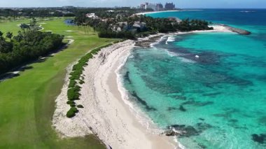 Nassau Bahama 'daki Cennet Adası' nda lahana kumsalı. Plaj manzarası. Şehir merkezinde. Seyahat güzergahı. Nassau Bahama 'daki Cennet Adası' ndaki lahana plajı. Doğa Deniz Burnu.