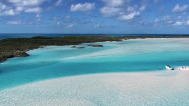 Exuma Skyline, Black Point Bahamalar 'da Exuma' da. Karayip silueti. Plaj manzarası. Mavi Suluboya 'nın tonları. Exuma Skyline In Exuma In Black Point Bahamas. Doğa Arkaplanı.
