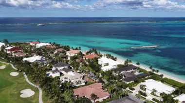 New Providence Bahamalar 'daki Paradise Island Skyline at Nassau. Karayip Sahili. Tropik Manzara. Çarpıcı Yükseliş Binaları. Nassau 'daki Paradise Island Skyline New Providence Bahamas' da. Yaz Seyahati.