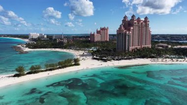 New Providence Bahamalar 'daki Paradise Island Skyline at Nassau. Deniz Burnu Skyline. Şehir merkezi manzarası. Yaz Gezisi. Nassau 'daki Paradise Island Skyline New Providence Bahamas' da. Yükseklik Binaları.