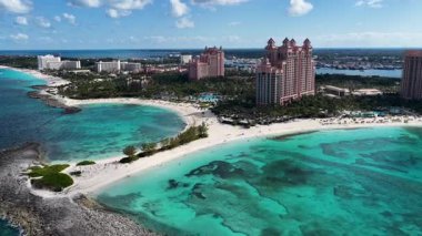 New Providence Bahamalar 'daki Paradise Island Skyline at Nassau. Karayip Sahili. Tropik Manzara. Çarpıcı Yükseliş Binaları. Nassau 'daki Paradise Island Skyline New Providence Bahamas' da. Yaz Seyahati.