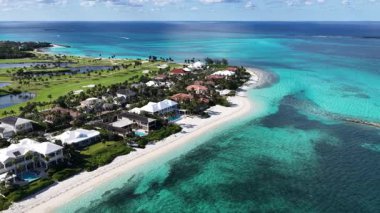 Nassau Bahamalar 'daki Cennet Adası' ndaki Arawak Sahili. Plaj manzarası. Liman Koyu Sahnesi. Şehir merkezinde. Nassau Bahama 'daki Cennet Adası' ndaki Arawak Plajı. İnanılmaz Karayip Denizi.