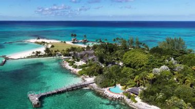 New Providence Bahamalar 'daki Nassau' da Clifton Körfezi. Karayip Sahili. Tropik Manzara. Çarpıcı Yükseliş Binaları. New Providence Bahamalar 'da, Nassau' daki Clifton Körfezi. Yaz Seyahati.