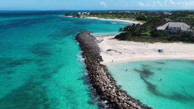 Nassau Bahama 'daki Cennet Adası' nda lahana kumsalı. Plaj manzarası. Liman Koyu Sahnesi. Şehir merkezinde. Nassau Bahama 'daki Cennet Adası' ndaki lahana plajı. İnanılmaz Karayip Denizi.