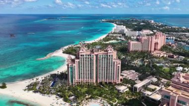 Bahamalar Nassau Bahamalar 'daki Cennet Adası' nda paraşütle atlıyor. Çarpıcı şehir manzarası. Plaj manzarası. Highrise Binaları. Bahamalar Nassau Bahamalar 'daki Cennet Adası' nda paraşütle atlıyor. Karayip Arkaplanı.