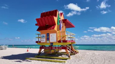 Florida 'daki Miami Beach' te cankurtaran kulesi. Deniz Burnu Skyline. Plaj manzarası. Yaz Gezisi. Florida 'daki Miami Beach' te cankurtaran kulesi. Renkli Cankurtaran.