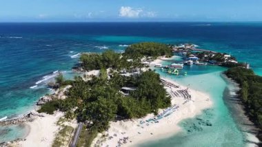 New Providence Bahamalar 'daki Nassau' daki Mavi Göl Adası. Plaj manzarası. Mavi Suluboya 'nın tonları. Seyahat güzergahı. New Providence Bahamalar 'daki Nassau' daki Mavi Göl Adası. Doğa Deniz Burnu.