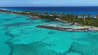 New Providence Bahamalar 'daki Nassau' daki Mavi Göl Adası. Plaj manzarası. Mavi Suluboya 'nın tonları. Seyahat güzergahı. New Providence Bahamalar 'daki Nassau' daki Mavi Göl Adası. Doğa Deniz Burnu.