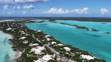 Turks ve Caicos İngiltere 'nin deniz aşırı bölgelerindeki Providenciales' te Skyline 'da. Karayip silueti. Plaj manzarası. Mavi Suluboya 'nın tonları. 