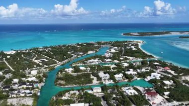 Deniz aşırı bölgelerdeki Providenciales 'teki Lüks Ada Türkleri ve Caicos Adaları. Plaj manzarası. Mavi Suluboya 'nın tonları. Seyahat güzergahı. Providenciales 'teki lüks ada. Doğa Deniz Burnu.