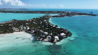 Turks ve Caicos İngiltere 'nin deniz aşırı bölgelerindeki Providenciales' te Skyline 'da. Karayip silueti. Plaj manzarası. Mavi Suluboya 'nın tonları. 
