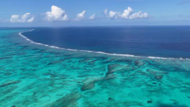 İngiltere 'nin denizaşırı bölgelerindeki Turks ve Caicos adalarındaki mercan kayalıkları. Plaj manzarası. Mavi Suluboya 'nın tonları. Seyahat güzergahı. Türklerdeki Mercan Kayalıkları ve İngiltere 'deki Caicos Adaları. Doğa Deniz Burnu.