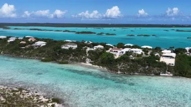 Denizaşırı Topraklar Türkleri ve Caicos Adaları 'ndaki Tebeşir Sesi. Plaj manzarası. Mavi Suluboya 'nın tonları. Seyahat güzergahı. Tebeşir Sesi: Tedarikçiler: Doğa Deniz Burnu.