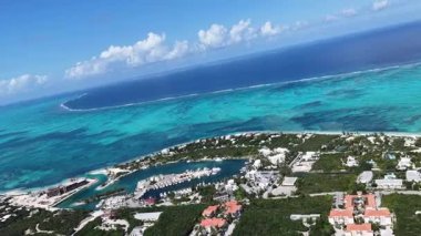Gracie Körfezi Sahili Providenciales Denizaşırı Bölgede Türkler ve Caicos Adaları. Plaj manzarası. Mavi Suluboya 'nın tonları. Seyahat güzergahı. Providenciales 'teki Gracie Bay Sahili. Doğa Deniz Burnu.