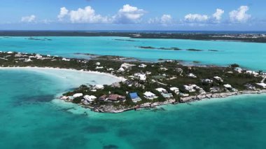 Taylor Körfezi Sahili Providenciales Denizaşırı Bölgede Türkler ve Caicos Adaları. Plaj manzarası. Mavi Suluboya 'nın tonları. Seyahat güzergahı. Providenciales 'teki Taylor Bay Sahili. Doğa Deniz Burnu.