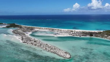 Turks ve Caicos İngiltere 'nin deniz aşırı bölgelerindeki Providenciales' te Skyline 'da. Karayip silueti. Plaj manzarası. Mavi Suluboya 'nın tonları. 