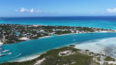 Deniz aşırı bölgelerdeki Providenciales 'teki Leeward Sahili Türkleri ve Caicos Adaları. Plaj manzarası. Mavi Suluboya 'nın tonları. Seyahat güzergahı. Providenciales 'teki Leeward Plajı. Doğa Deniz Burnu.