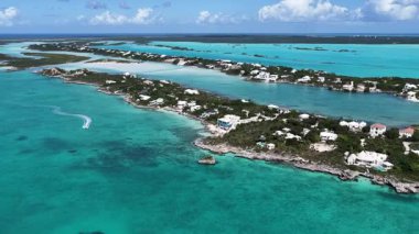Turks ve Caicos İngiltere 'deki Chalk Sound Ulusal Parkı' ndaki lüks ada. Plaj manzarası. Mavi Suluboya 'nın tonları. Seyahat güzergahı. Chalk Sound Ulusal Parkı 'ndaki lüks ada. Doğa Deniz Burnu.