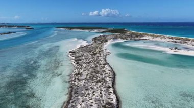 Deniz aşırı bölgelerdeki Providenciales 'teki Half Moon Körfezi Türkleri ve Caicos Adaları. Plaj manzarası. Mavi Suluboya 'nın tonları. Seyahat güzergahı. Providenciales 'teki Half Moon Körfezi. Doğa Deniz Burnu.