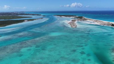 Turks ve Caicos İngiltere 'nin deniz aşırı bölgelerindeki Providenciales' te Skyline 'da. Karayip silueti. Plaj manzarası. Mavi Suluboya 'nın tonları. 