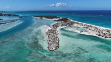 Turks ve Caicos İngiltere 'deki Providenciales' te Half Moon Körfezi. Plaj manzarası. Mavi Suluboya 'nın tonları. Seyahat güzergahı. Providenciales 'teki Half Moon Körfezi. Doğa Deniz Burnu.