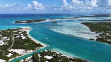 Mangrove Cay, Turks ve Caicos İngiltere 'deki Providenciales' te. Plaj manzarası. Mavi Suluboya 'nın tonları. Seyahat güzergahı. Mangrove Cay In Providenciales. Doğa Deniz Burnu.