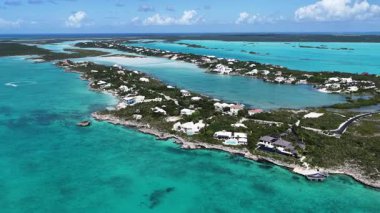 Denizaşırı Topraklar Türkleri ve Caicos Adaları 'ndaki Tebeşir Sesi. Plaj manzarası. Mavi Suluboya 'nın tonları. Seyahat güzergahı. Tebeşir Sesi Providenciales 'te. Doğa Deniz Burnu.