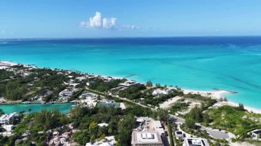 Turkuaz Denizi, Türkler ve Caicos İngiltere 'de Tedarikçiler' de. Plaj manzarası. Mavi Suluboya 'nın tonları. Seyahat güzergahı. Providenciales 'teki Turkuaz Denizi. Doğa Deniz Burnu.