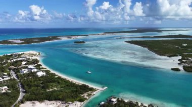 Turks ve Caicos İngiltere 'nin deniz aşırı bölgelerindeki Providenciales' te Skyline 'da. Karayip silueti. Plaj manzarası. Mavi Suluboya 'nın tonları. 
