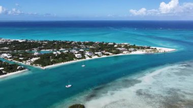 Turks ve Caicos İngiltere 'nin deniz aşırı bölgelerindeki Providenciales' te Skyline 'da. Karayip silueti. Plaj manzarası. Mavi Suluboya 'nın tonları. 