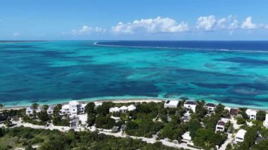 Gracie Körfezi Sahili Providenciales Denizaşırı Bölgede Türkler ve Caicos Adaları. Plaj manzarası. Mavi Suluboya 'nın tonları. Seyahat güzergahı. Providenciales 'teki Gracie Bay Sahili. Doğa Deniz Burnu.