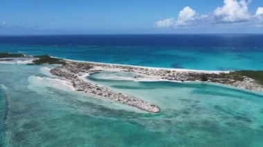 Turks ve Caicos İngiltere 'deki Providenciales' te Half Moon Körfezi. Plaj manzarası. Mavi Suluboya 'nın tonları. Seyahat güzergahı. Providenciales 'teki Half Moon Körfezi. Doğa Deniz Burnu.
