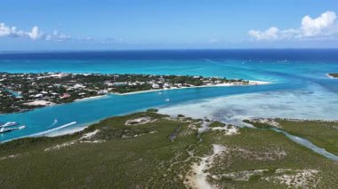Mangrove Cay, Turks ve Caicos İngiltere 'deki Providenciales' te. Plaj manzarası. Mavi Suluboya 'nın tonları. Seyahat güzergahı. Mangrove Cay In Providenciales. Doğa Deniz Burnu.