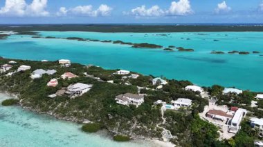 Turks ve Caicos İngiltere 'nin deniz aşırı bölgelerindeki Providenciales' te Skyline 'da. Karayip silueti. Plaj manzarası. Mavi Suluboya 'nın tonları. 