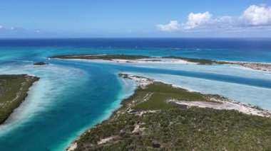 Turks ve Caicos İngiltere 'nin deniz aşırı bölgelerindeki Providenciales' te Skyline 'da. Karayip silueti. Plaj manzarası. Mavi Suluboya 'nın tonları. 