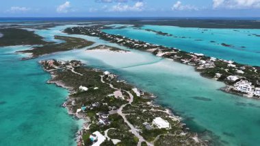 Turks ve Caicos İngiltere 'deki Chalk Sound Ulusal Parkı' ndaki lüks evler. Plaj manzarası. Mavi Suluboya 'nın tonları. Seyahat güzergahı. Tebeşir Sesi Ulusal Parkı 'ndaki lüks evler. Doğa Deniz Burnu.