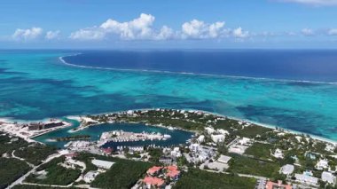 Gracie Körfezi Sahili, Providenciales, Turks ve Caicos İngiltere. Plaj manzarası. Mavi Suluboya 'nın tonları. Seyahat güzergahı. Turks ve Caicos 'taki Gracie Bay Sahili. Doğa Deniz Burnu.