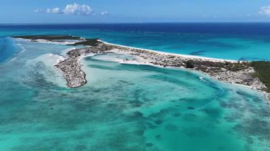 Deniz aşırı bölgelerdeki Providenciales 'teki Half Moon Körfezi Türkleri ve Caicos Adaları. Plaj manzarası. Mavi Suluboya 'nın tonları. Seyahat güzergahı. Providenciales 'teki Half Moon Körfezi. Doğa Deniz Burnu.