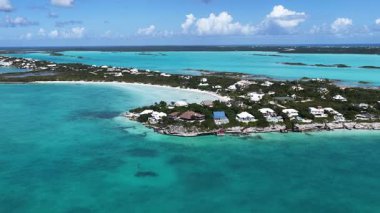 Taylor Körfezi Sahili Providenciales Denizaşırı Bölgede Türkler ve Caicos Adaları. Plaj manzarası. Mavi Suluboya 'nın tonları. Seyahat güzergahı. Providenciales 'teki Taylor Bay Sahili. Doğa Deniz Burnu.