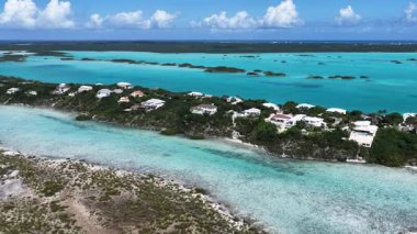 Turks ve Caicos İngiltere 'deki Chalk Sound Ulusal Parkı' ndaki lüks ada. Plaj manzarası. Mavi Suluboya 'nın tonları. Seyahat güzergahı. Chalk Sound Ulusal Parkı 'ndaki lüks ada. Doğa Deniz Burnu.
