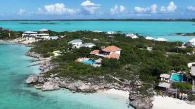 Denizaşırı Topraklar Türkleri ve Caicos Adaları 'ndaki Tebeşir Sesi. Plaj manzarası. Mavi Suluboya 'nın tonları. Seyahat güzergahı. Tebeşir Sesi Providenciales 'te. Doğa Deniz Burnu.