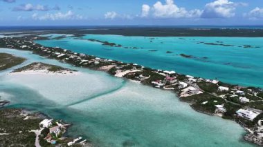 Turks ve Caicos İngiltere 'deki Chalk Sound Ulusal Parkı' ndaki lüks ada. Plaj manzarası. Mavi Suluboya 'nın tonları. Seyahat güzergahı. Chalk Sound Ulusal Parkı 'ndaki lüks ada. Doğa Deniz Burnu.